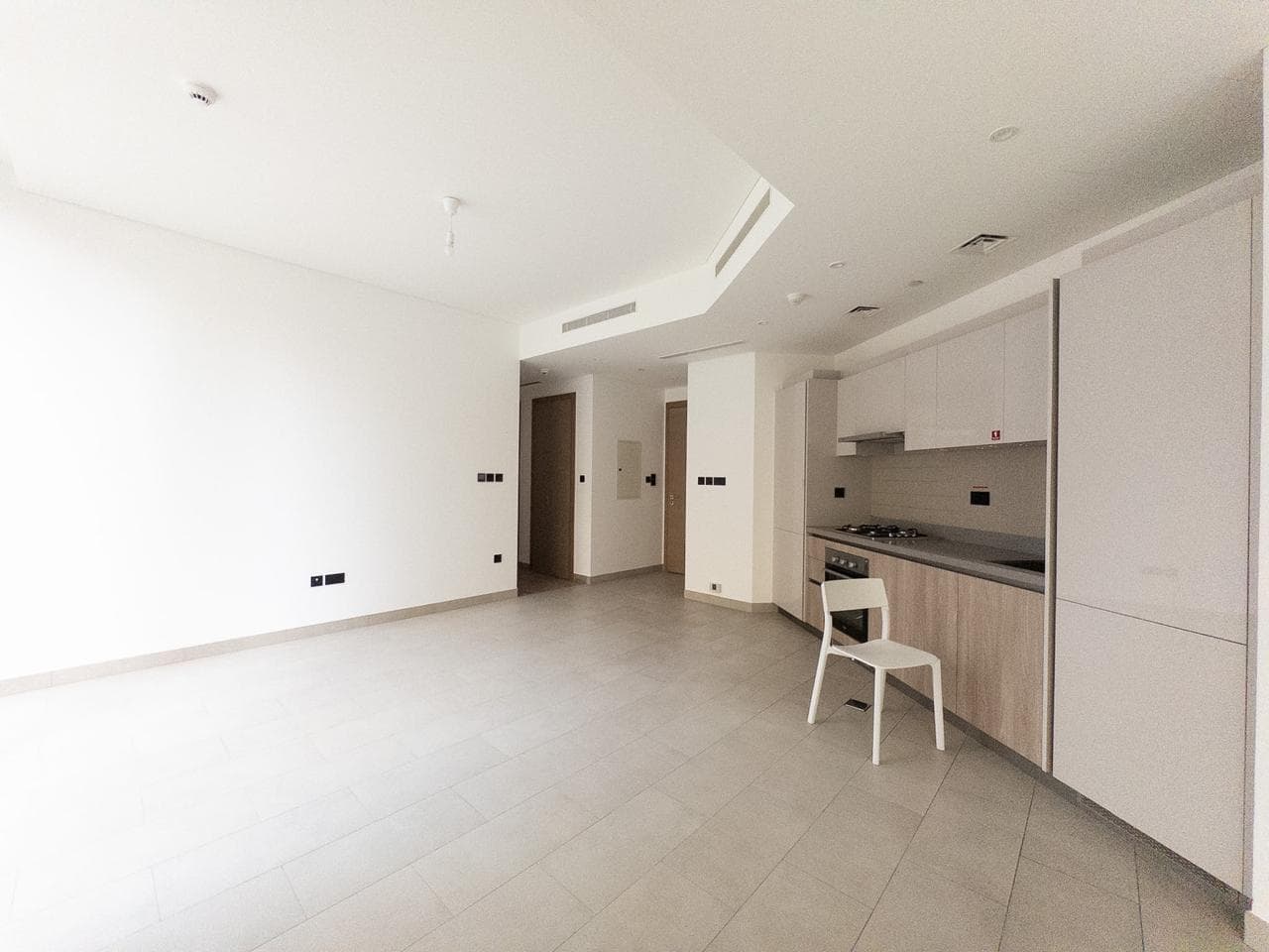 Ready to Move In| Spacious Modern Creek Living photo 2