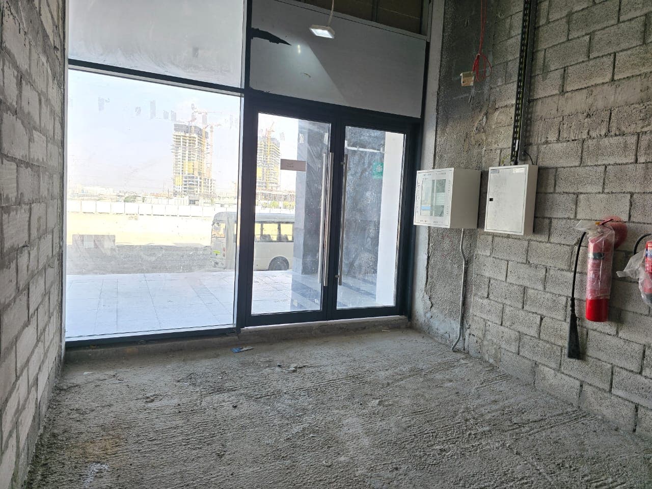 Prime Retail Shop | Crystal Lagoon View | Vacant photo 4