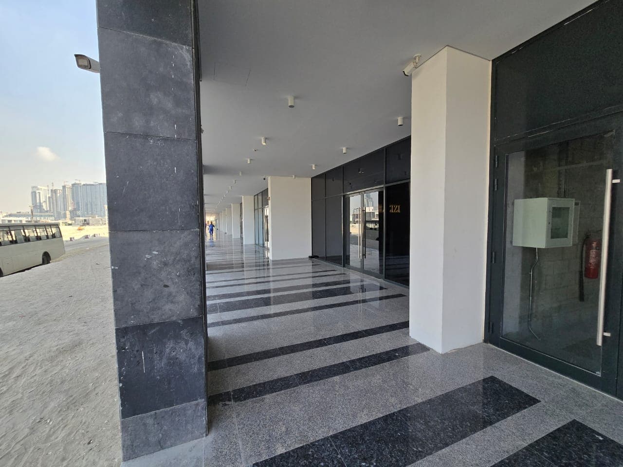 Prime Retail Shop | Crystal Lagoon View | Vacant photo 5