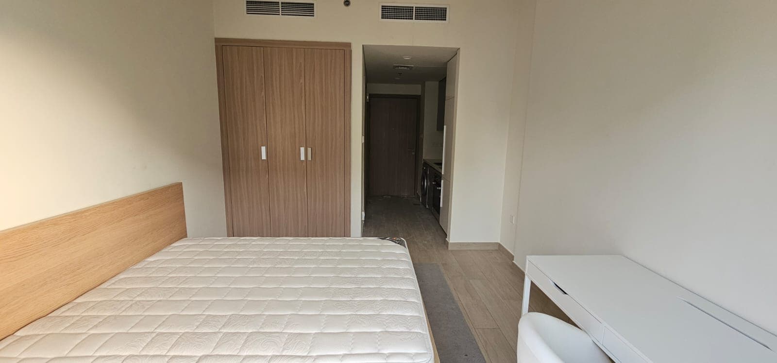 Modern Studio with Bright Layout & Prime Location photo 2