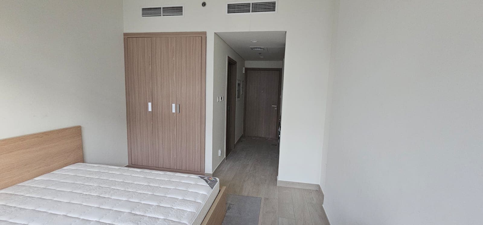 Modern Studio with Bright Layout & Prime Location photo 5