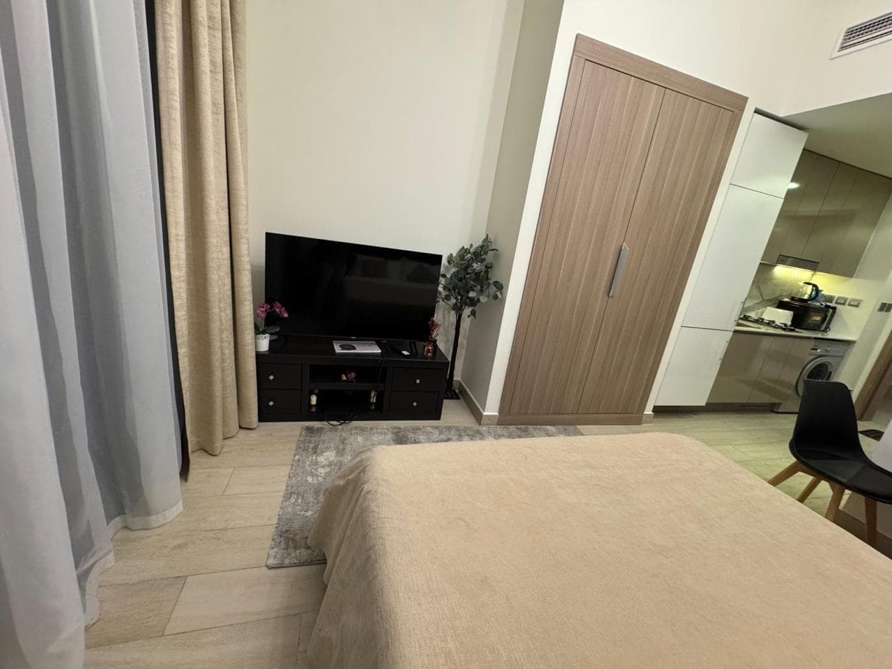 Modern Studio Unit| Fully Furnished| Vacant photo 3