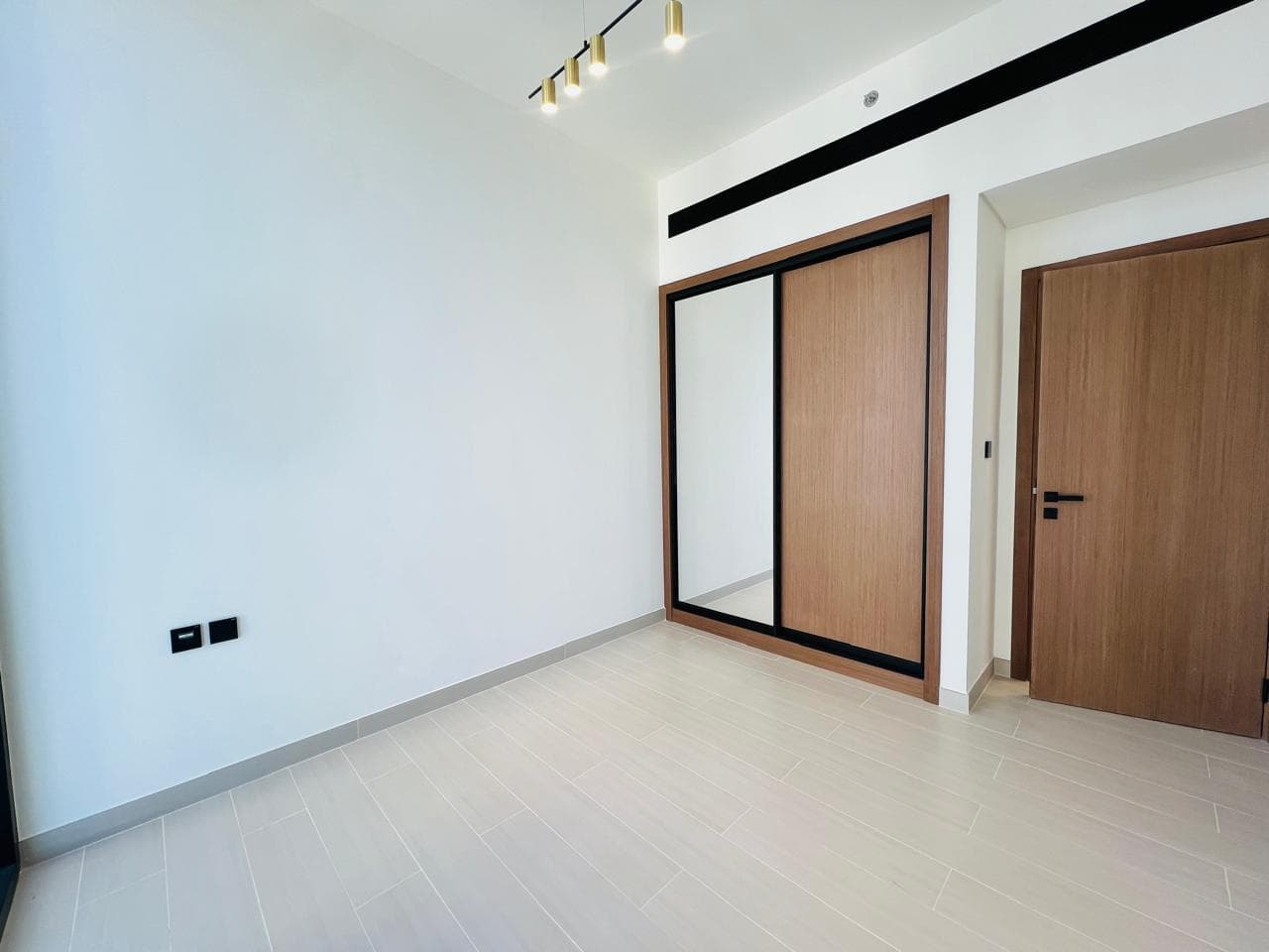 Bright Layout | Prime Location | Ready to Move photo 5