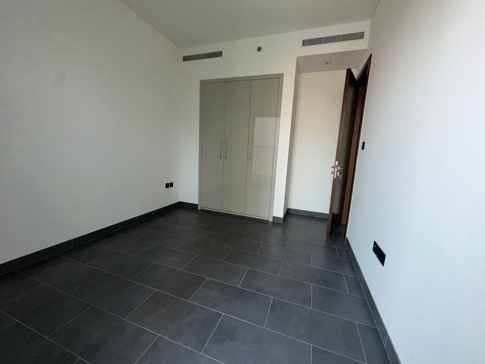 Modern 1BR | Balcony, Light-Filled Space — 6