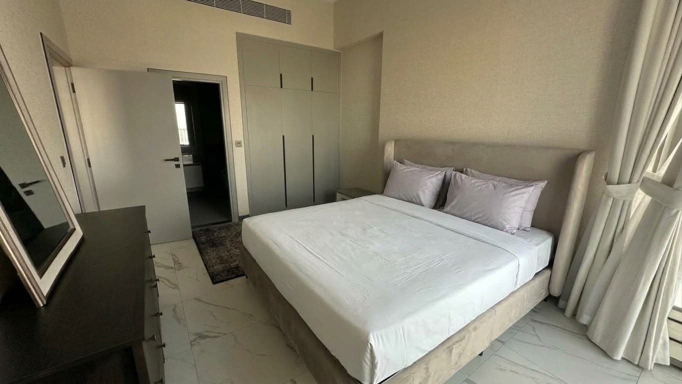 Spacious Layout | Fully Furnished | Modern Interior & Balcony — 11