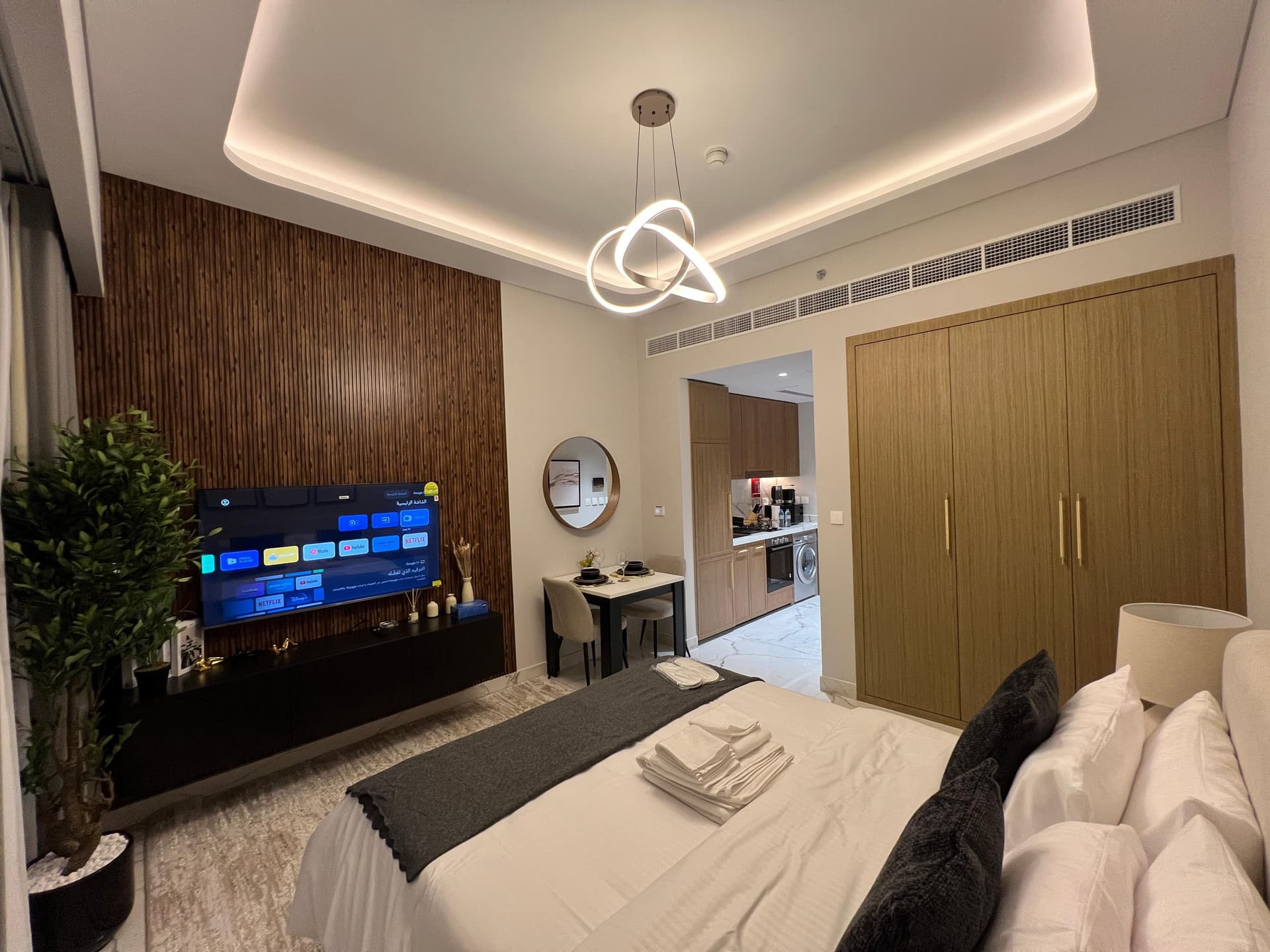 Furnished Studio with Pool View| Ready to Move In| 4 Cheques photo 5