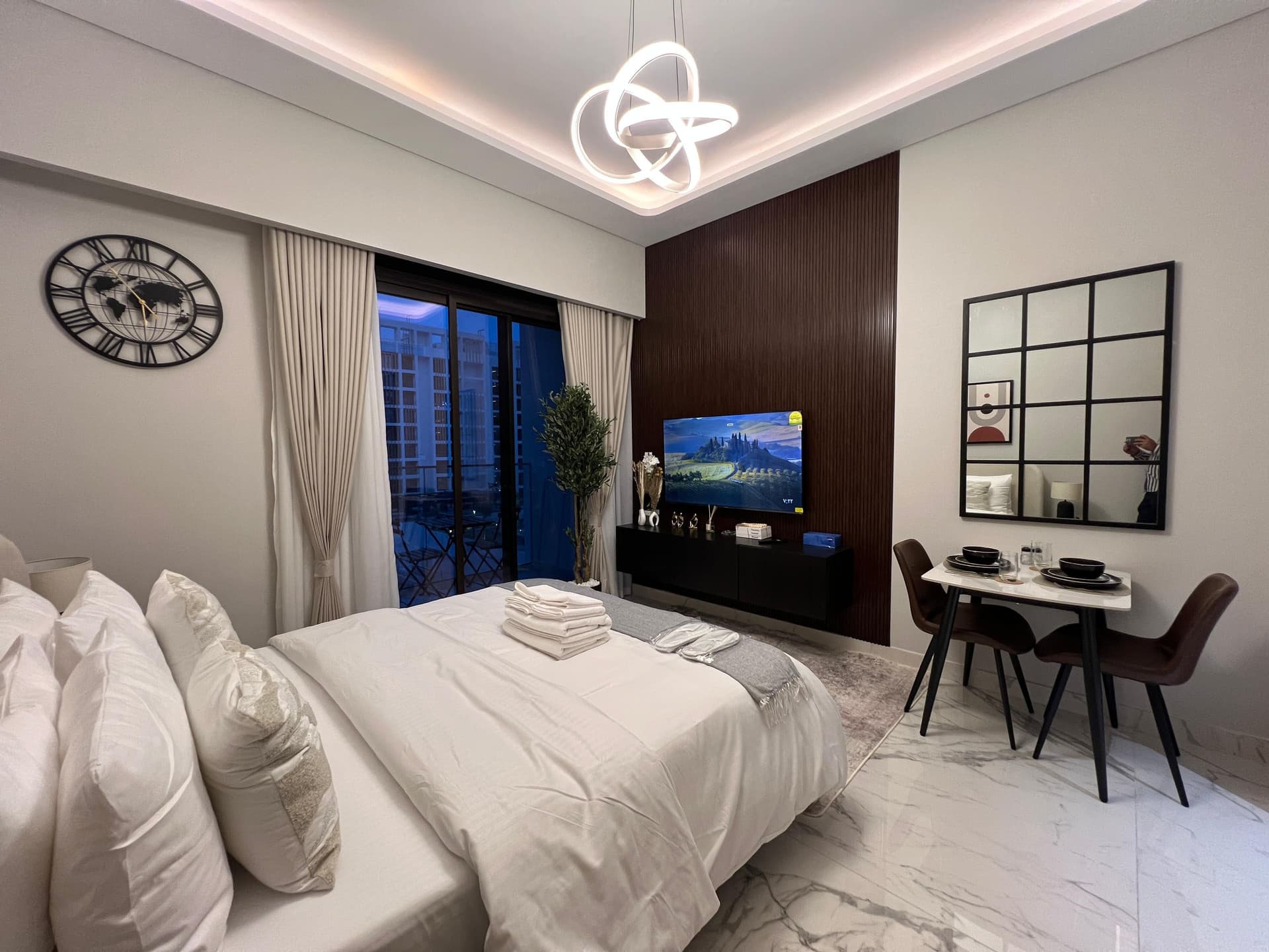 Furnished Studio with Pool View| Ready to Move In| 4 Cheques photo 2