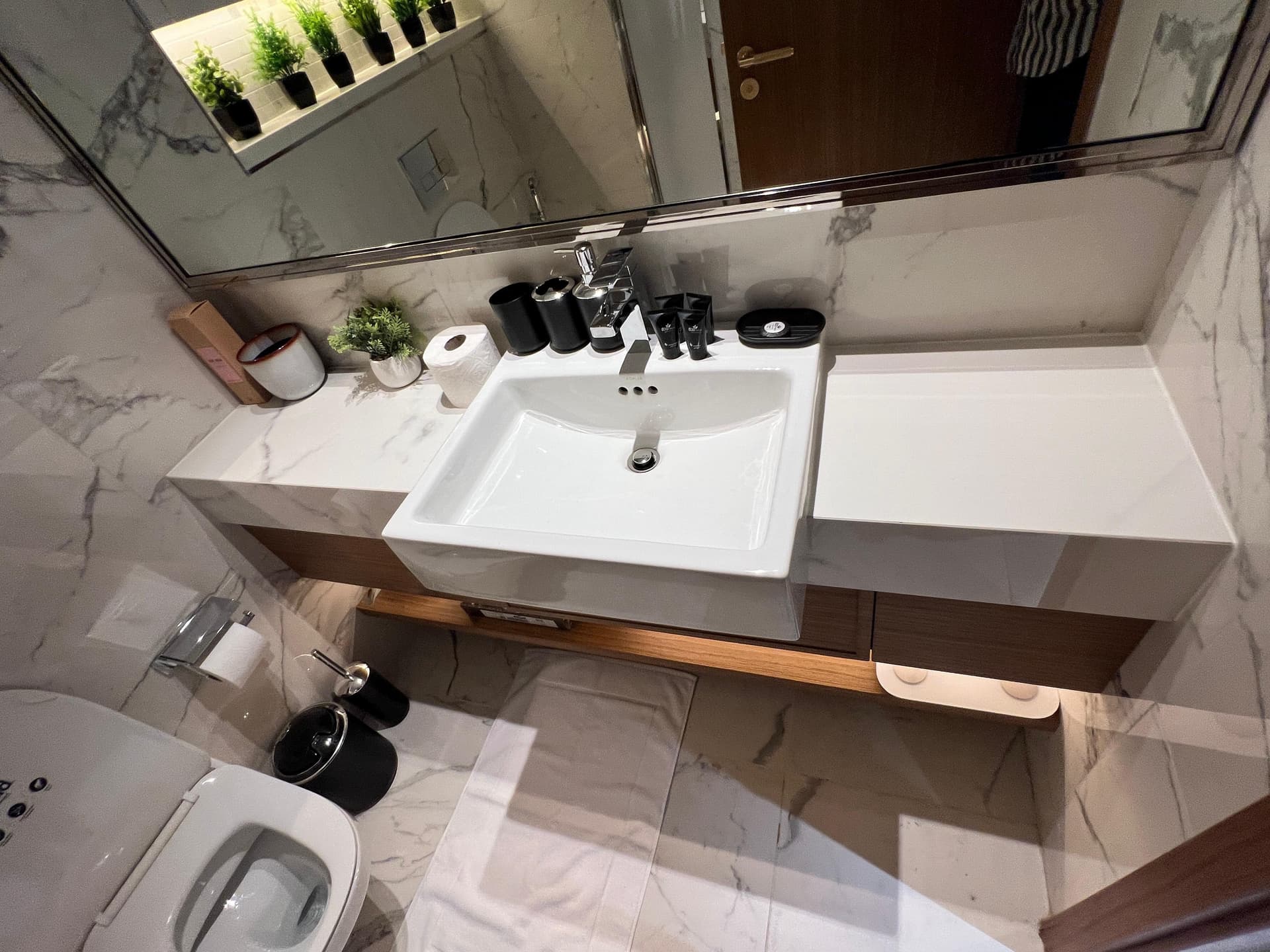 Furnished Studio with Pool View| Ready to Move In| 4 Cheques — 10