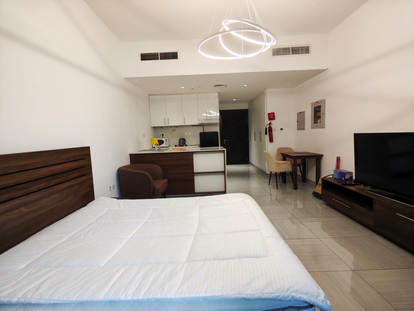 Fully Furnished Unit| Balcony| Bright & Spacious photo 2