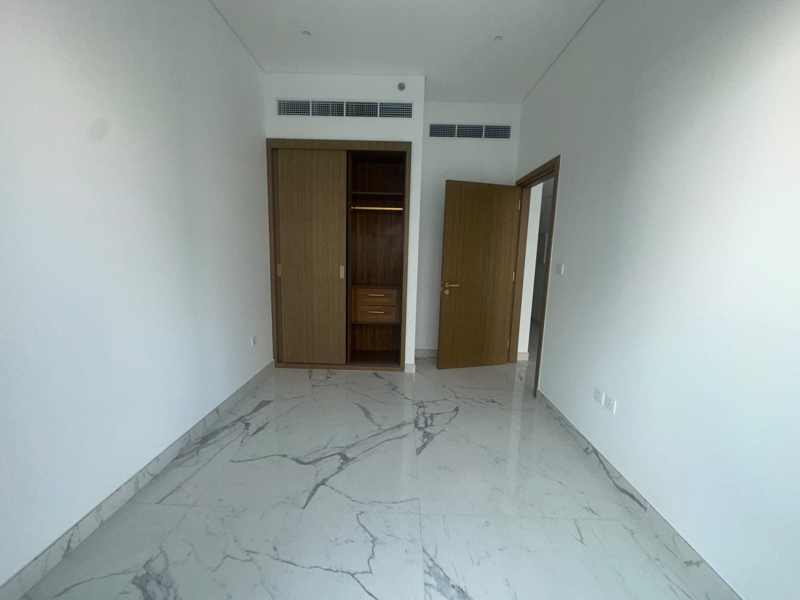 Spacious 2-Bedroom | Unfurnished | Prime Location photo 3