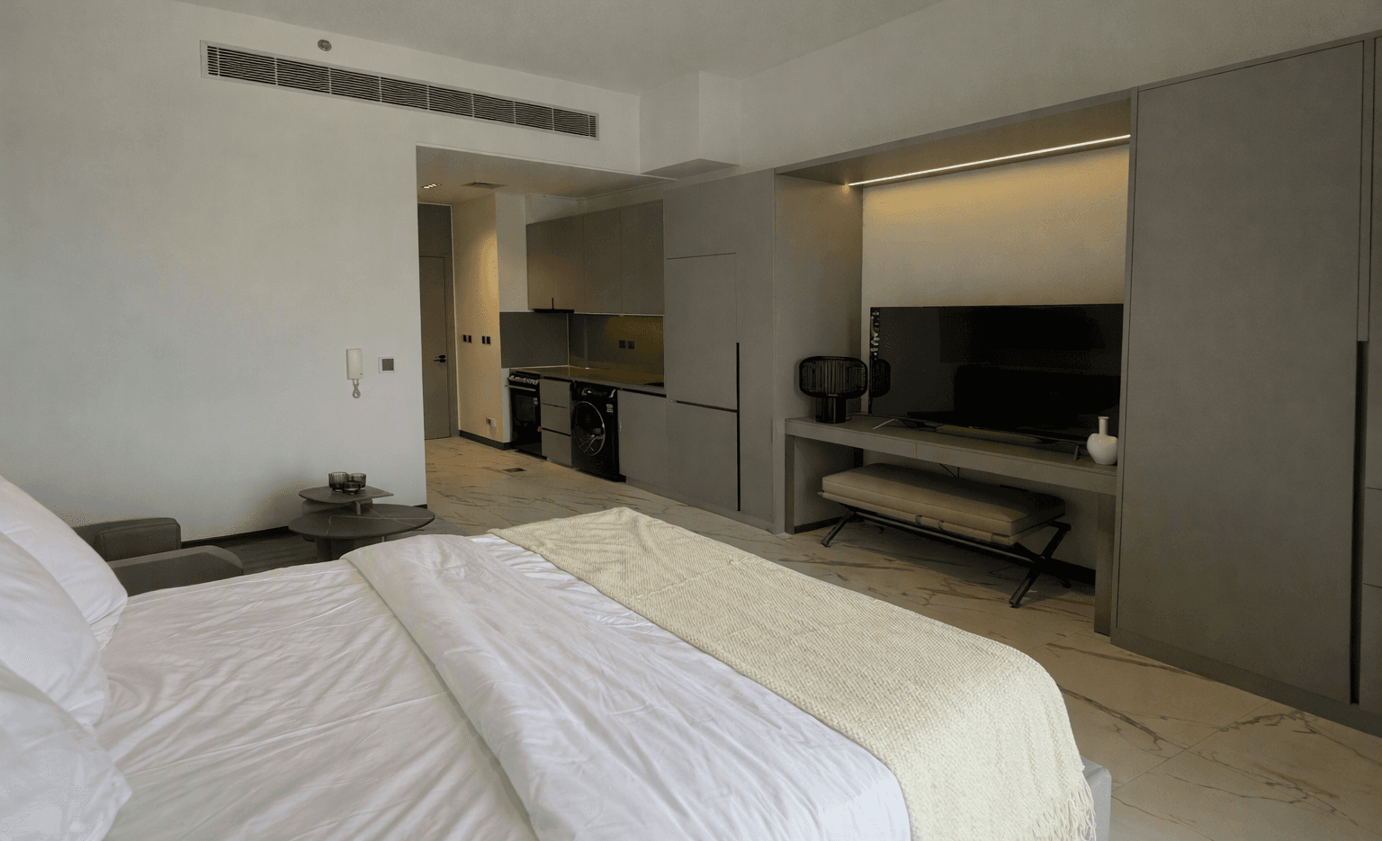 Fully Furnished | Ready to Move In |Prime Area photo 3